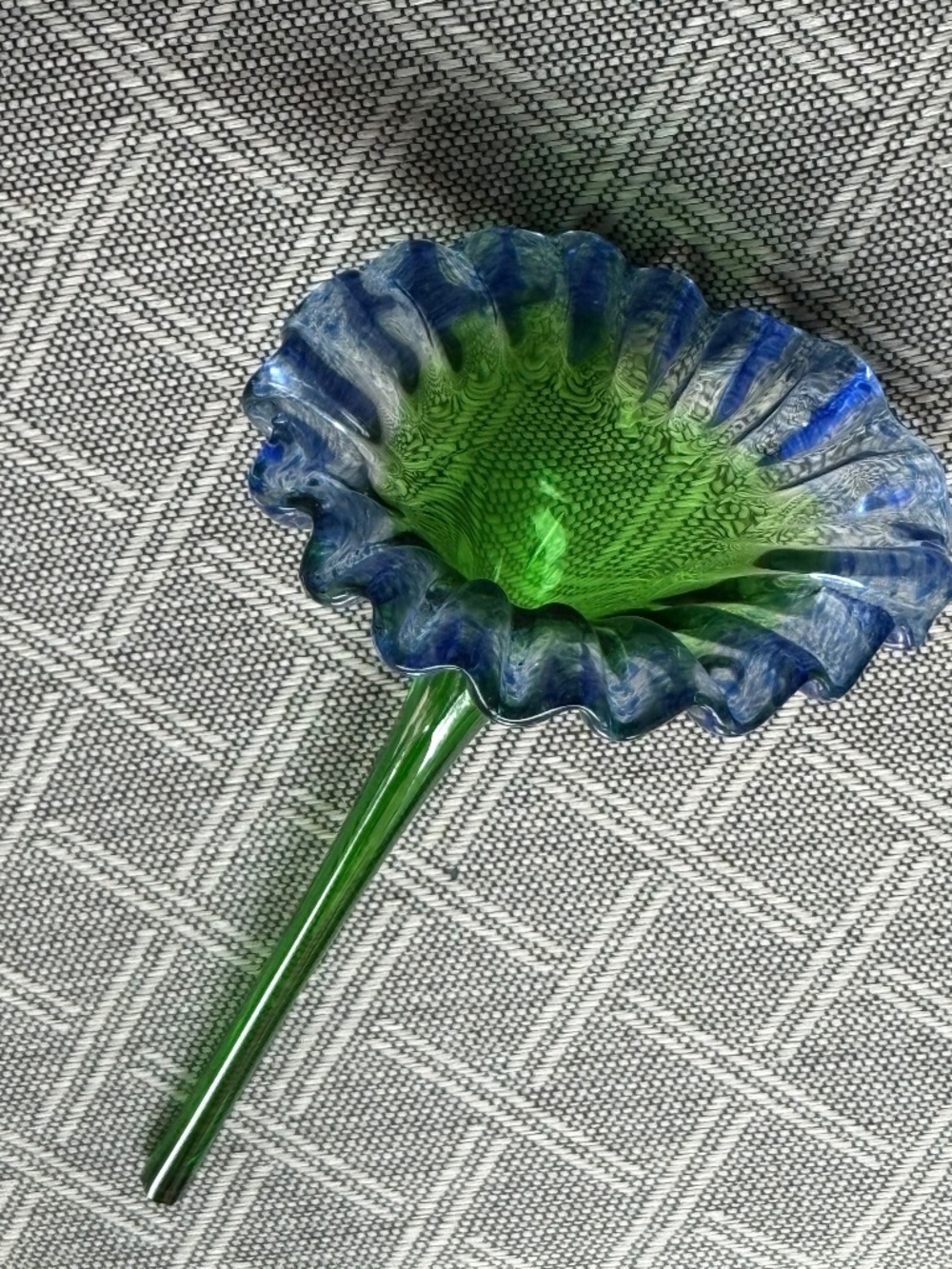 Vtg Art Glass Hand Blown Long Stem Blue/Green Lily Ruffled Trumpet Rim Flower